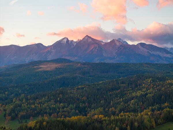 Wschód słońca z drona z widokiem na Tatry