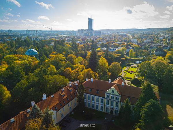 Pałac Opatów a w oddali Olivia Star