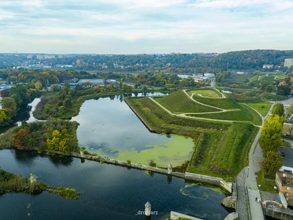 Bastion Żubr a w oddali Bastion Św Gertrudy w jesiennej Atmosferze