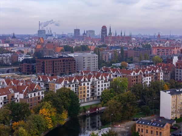 Dolne Miasto a w tle Charakterystyczne Gdańskie Budowle